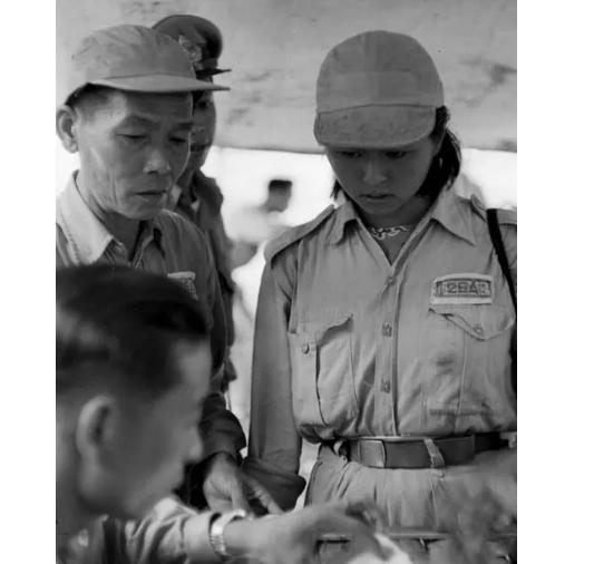 kaiyun中国官方网站1949年4月的广州一群女兵在大陆的最后一餐(图7)