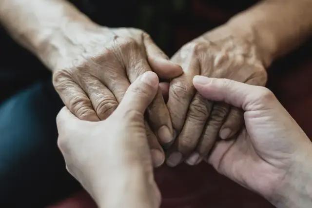 从女儿变成妈妈的妈妈是母亲确诊阿尔茨海默病后人生唯一选项(图10)